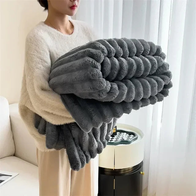 VogueFusion Plüschdecke – Luxuriöser Komfort & ultimative Wärme | Elegante Tagesdecke für Ihr Zuhause
