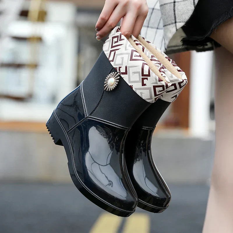 Elegante Damen-Gummistiefel für den Herbst: Wasserdicht mit Blumen-Detail und Profilsohle