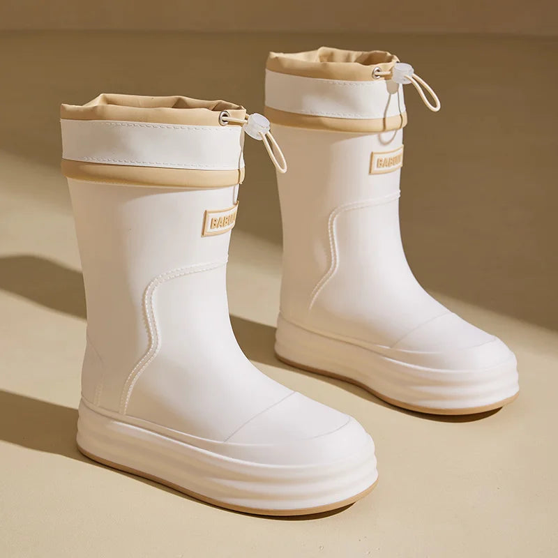 Modische Damen-Regenstiefel für den Herbst: Beige Gummistiefel mit Kontraststreifen und flacher Sohle