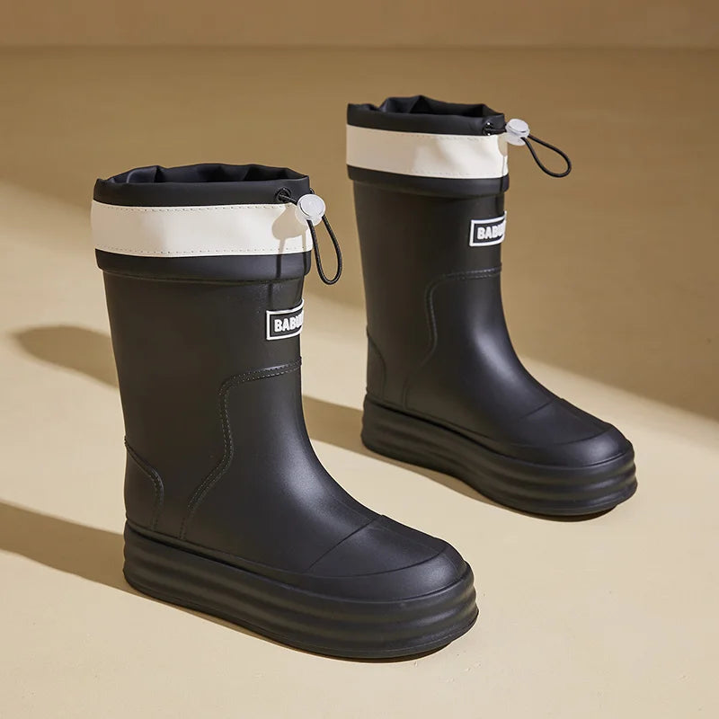 Modische Damen-Regenstiefel für den Herbst: Beige Gummistiefel mit Kontraststreifen und flacher Sohle
