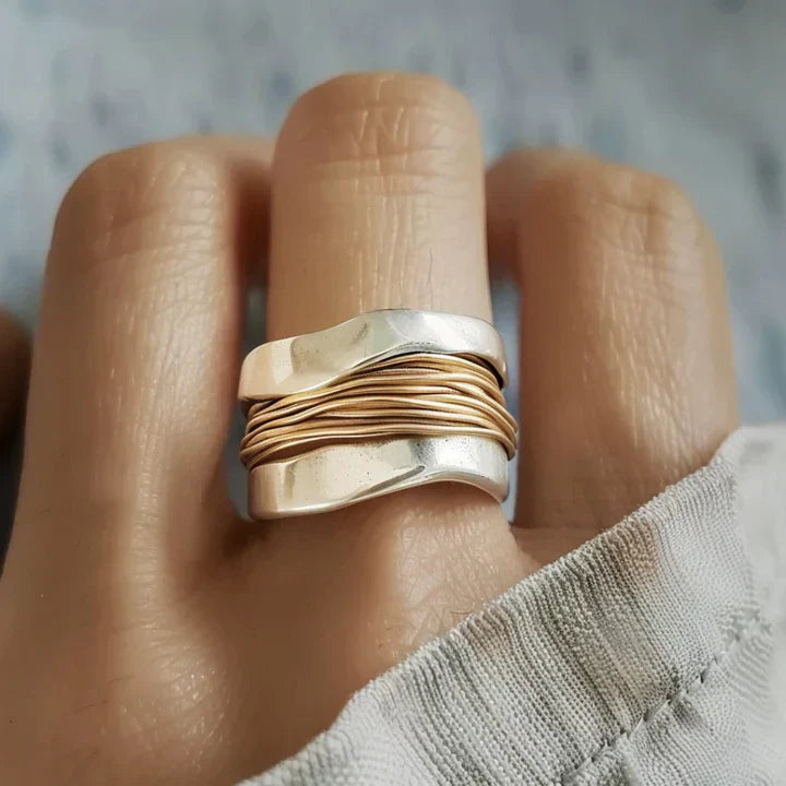 Eleganter Solaira Ring: 925 Silber mit stilvollen Goldakzenten - Zeitloser Schmuck