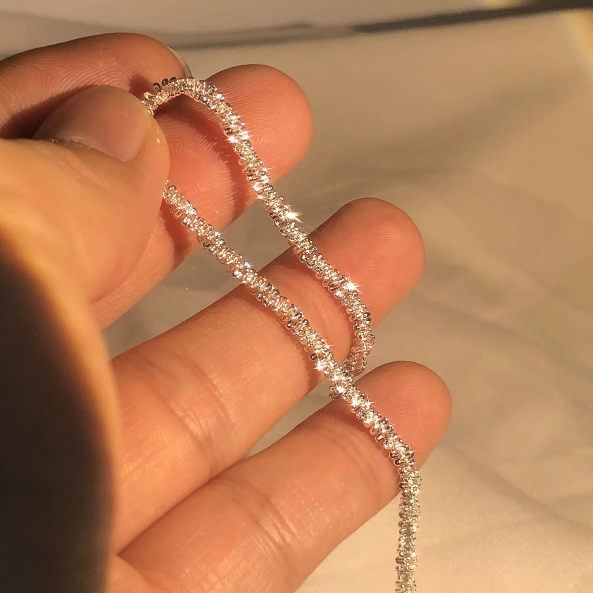 Elegantes, fließendes Armband aus 925er Sterlingsilber – Ein wasserinspiriertes Geschenk