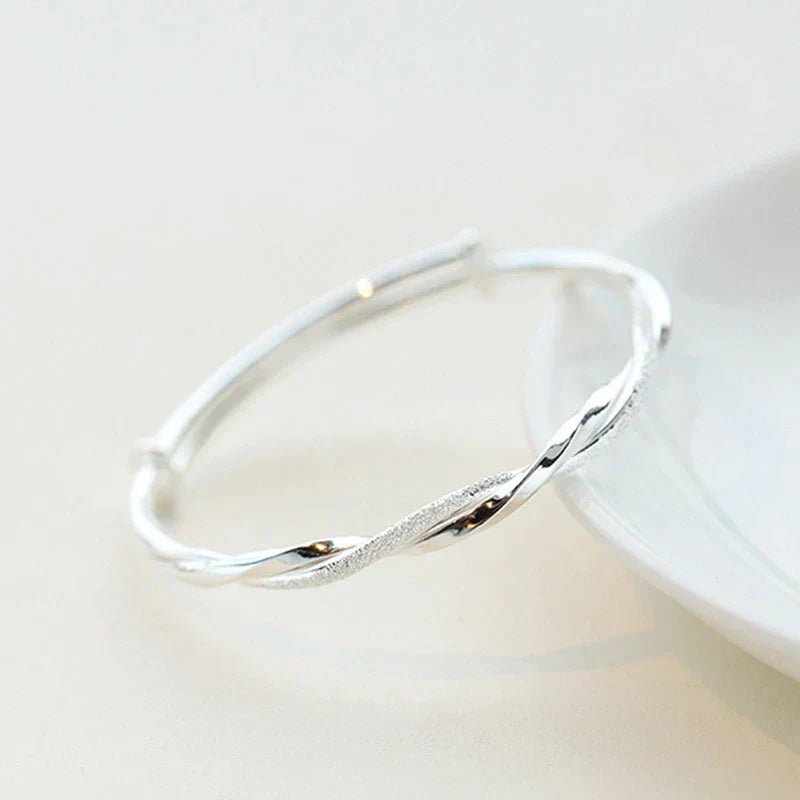 Elegantes Silberarmband mit raffiniertem Zopfmuster – Zeitloser Schmuck für Damen