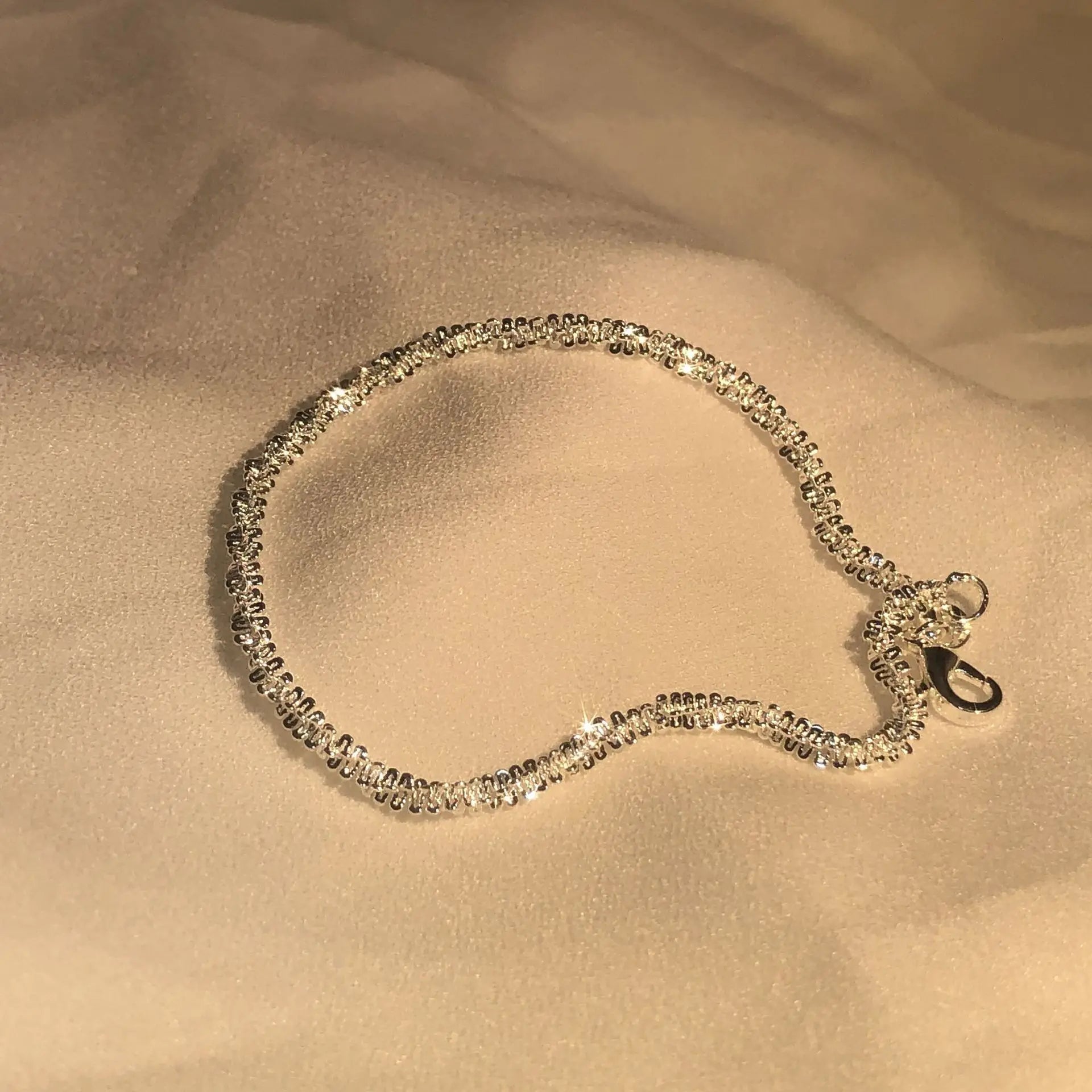 Elegantes, fließendes Armband aus 925er Sterlingsilber – Ein wasserinspiriertes Geschenk