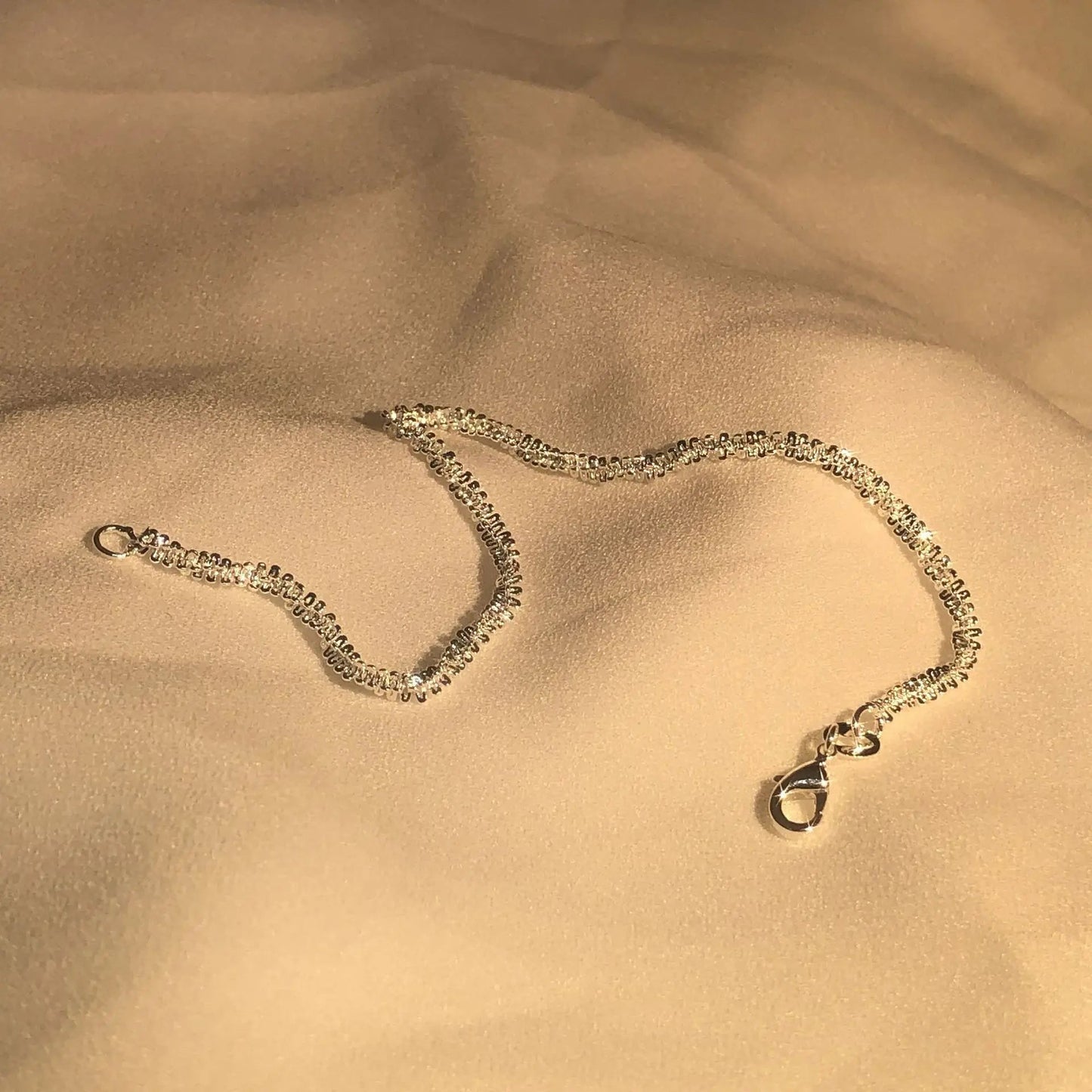 Elegantes, fließendes Armband aus 925er Sterlingsilber – Ein wasserinspiriertes Geschenk