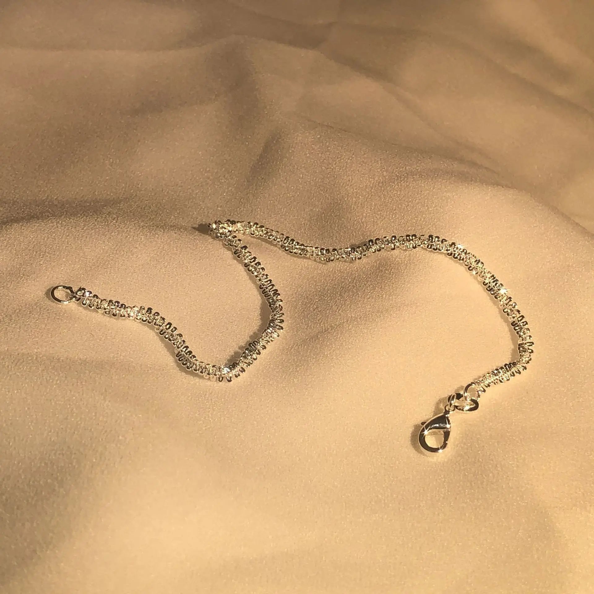 Elegantes, fließendes Armband aus 925er Sterlingsilber – Ein wasserinspiriertes Geschenk