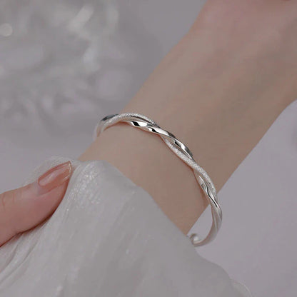 Elegantes Silberarmband mit raffiniertem Zopfmuster – Zeitloser Schmuck für Damen