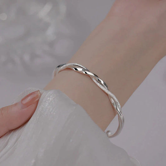 Elegantes Silberarmband mit raffiniertem Zopfmuster – Zeitloser Schmuck für Damen