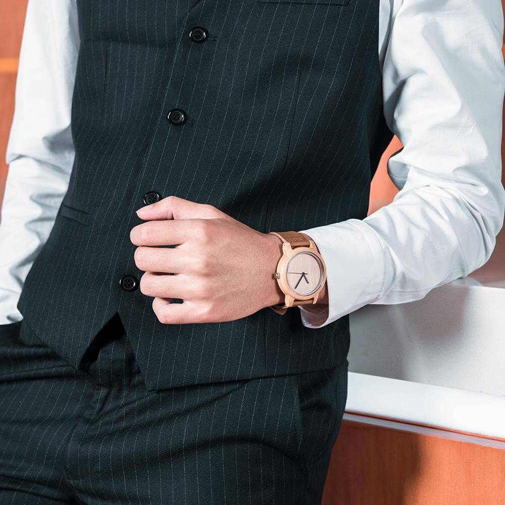 AetherLux - Elegantes Bambus-Holzarmbanduhr mit minimalistischem Design