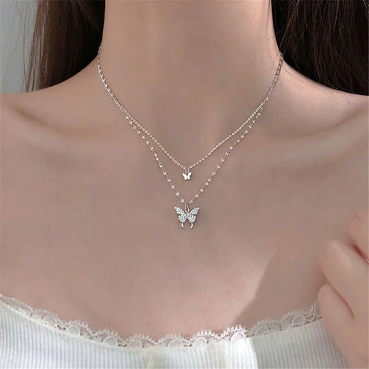Elegantes zweiteiliges Silberhalsketten-Set mit Schmetterlingsanhänger – Symbol für Transformation und Freude