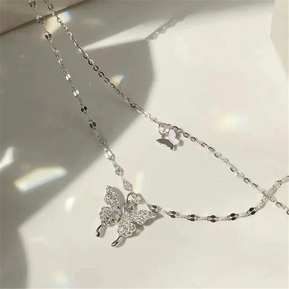 Elegantes zweiteiliges Silberhalsketten-Set mit Schmetterlingsanhänger – Symbol für Transformation und Freude
