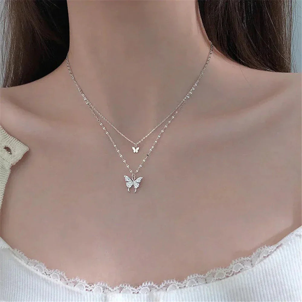 Elegantes zweiteiliges Silberhalsketten-Set mit Schmetterlingsanhänger – Symbol für Transformation und Freude