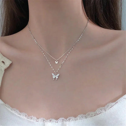 Elegantes zweiteiliges Silberhalsketten-Set mit Schmetterlingsanhänger – Symbol für Transformation und Freude