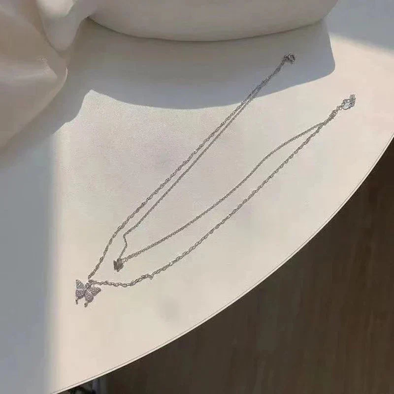 Elegantes zweiteiliges Silberhalsketten-Set mit Schmetterlingsanhänger – Symbol für Transformation und Freude