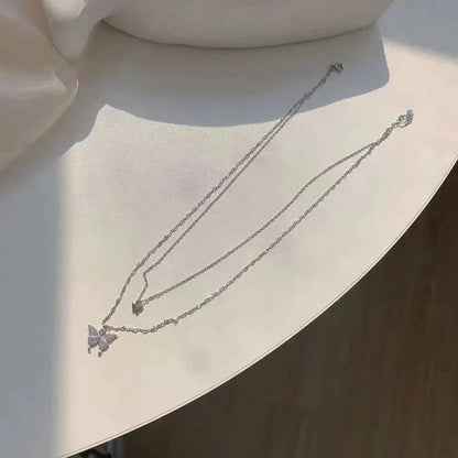 Elegantes zweiteiliges Silberhalsketten-Set mit Schmetterlingsanhänger – Symbol für Transformation und Freude