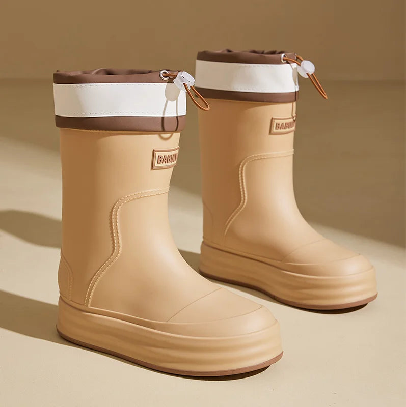Modische Damen-Regenstiefel für den Herbst: Beige Gummistiefel mit Kontraststreifen und flacher Sohle