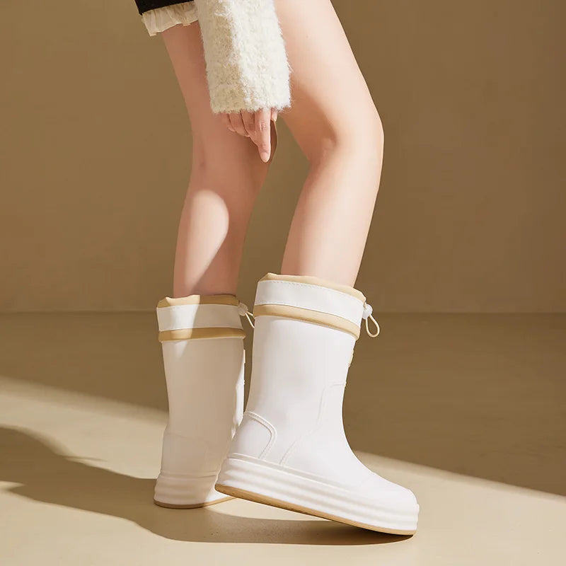 Modische Damen-Regenstiefel für den Herbst: Beige Gummistiefel mit Kontraststreifen und flacher Sohle