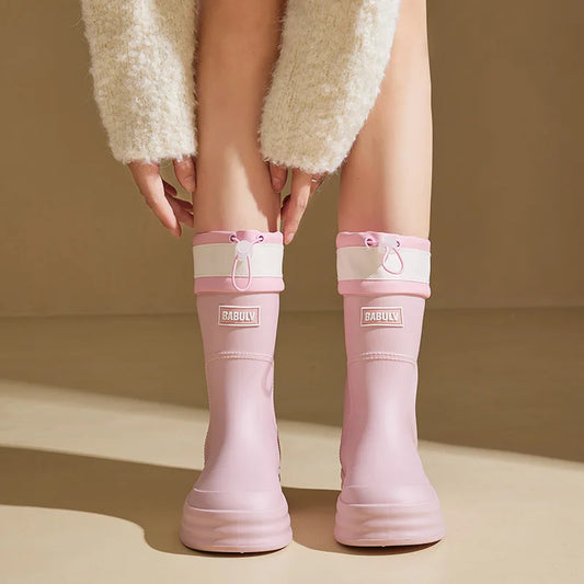 Modische Damen-Regenstiefel für den Herbst: Beige Gummistiefel mit Kontraststreifen und flacher Sohle