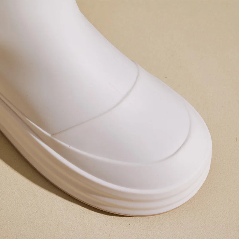 Modische Damen-Regenstiefel für den Herbst: Beige Gummistiefel mit Kontraststreifen und flacher Sohle