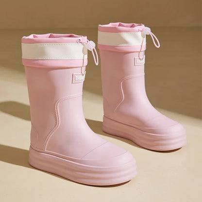 Modische Damen-Regenstiefel für den Herbst: Beige Gummistiefel mit Kontraststreifen und flacher Sohle