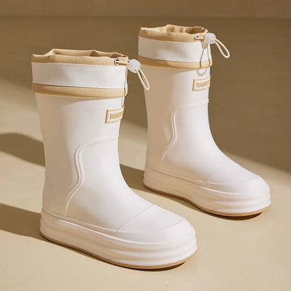 Modische Damen-Regenstiefel für den Herbst: Beige Gummistiefel mit Kontraststreifen und flacher Sohle