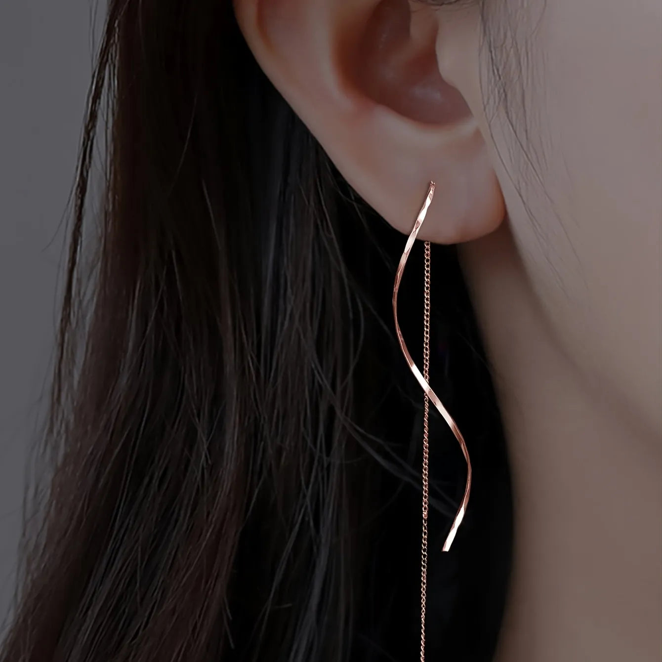 Elegante Lange Wellen-Ohrringe mit Quasten aus 14 Karat Gold und Silber - Einzigartiger geometrischer Schmuck für Damen