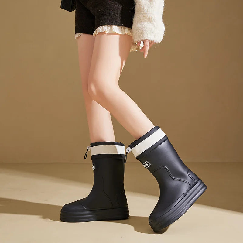 Modische Damen-Regenstiefel für den Herbst: Beige Gummistiefel mit Kontraststreifen und flacher Sohle