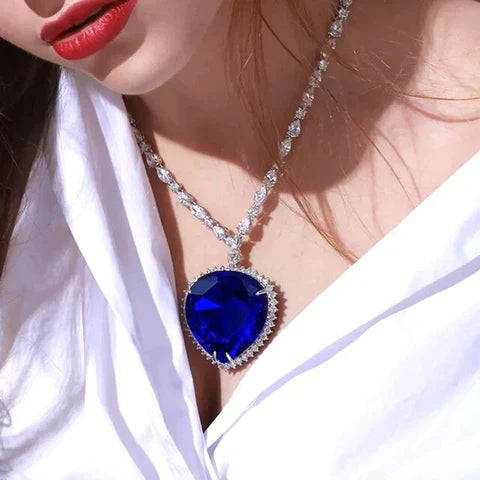 Elegante Blaue Kristall Herz Halskette - Symbol für Liebe und Stil
