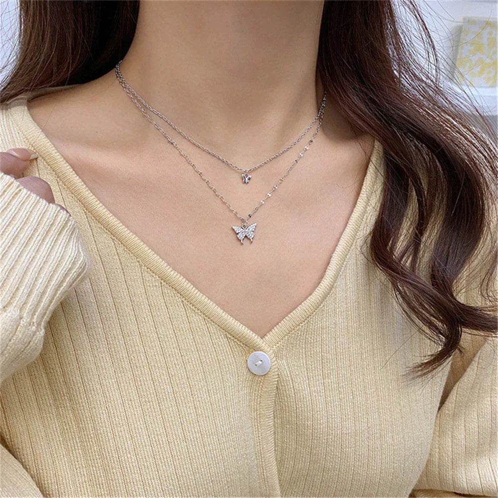 Elegantes zweiteiliges Silberhalsketten-Set mit Schmetterlingsanhänger – Symbol für Transformation und Freude