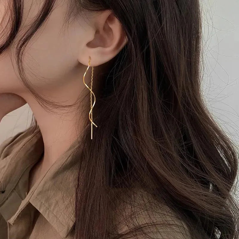 Elegante Lange Wellen-Ohrringe mit Quasten aus 14 Karat Gold und Silber - Einzigartiger geometrischer Schmuck für Damen