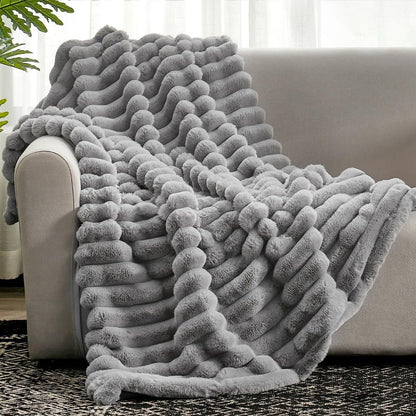 CosmoNest "Cloud Nine" Luxuriöse Kuscheldecke - Seidig Weich und Atmungsaktiv für Jede Jahreszeit