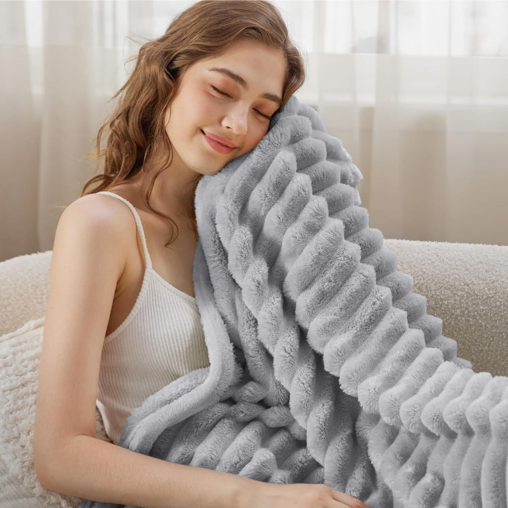 CosmoNest "Cloud Nine" Luxuriöse Kuscheldecke - Seidig Weich und Atmungsaktiv für Jede Jahreszeit