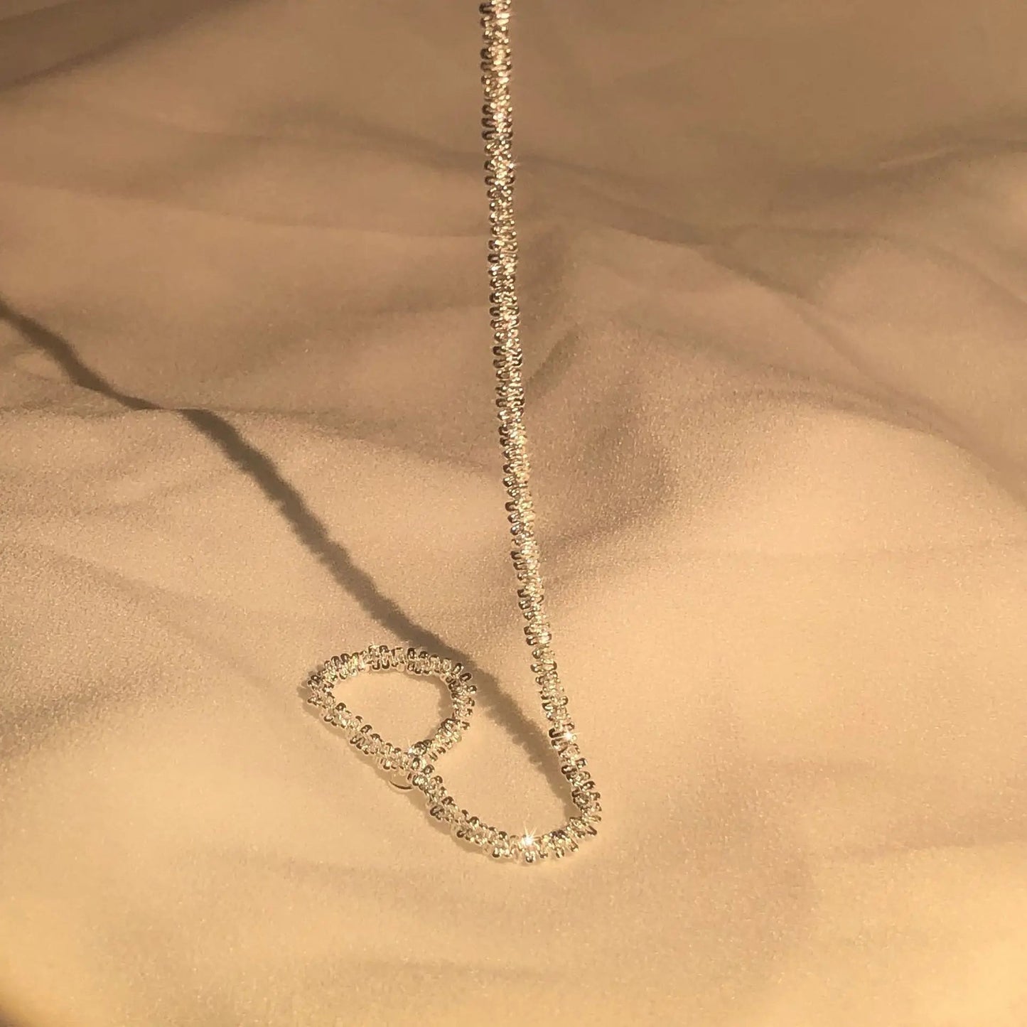 Elegantes, fließendes Armband aus 925er Sterlingsilber – Ein wasserinspiriertes Geschenk