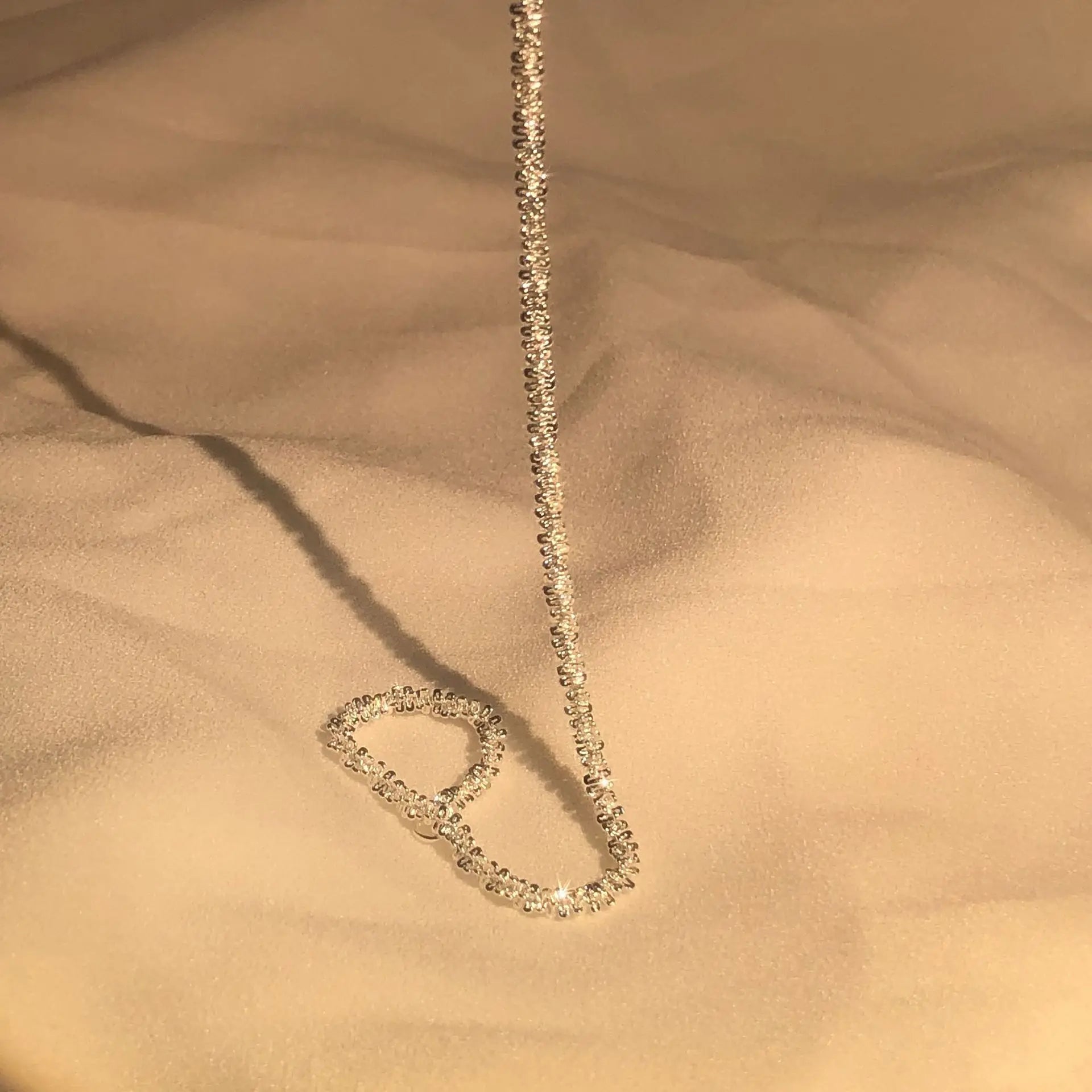 Elegantes, fließendes Armband aus 925er Sterlingsilber – Ein wasserinspiriertes Geschenk