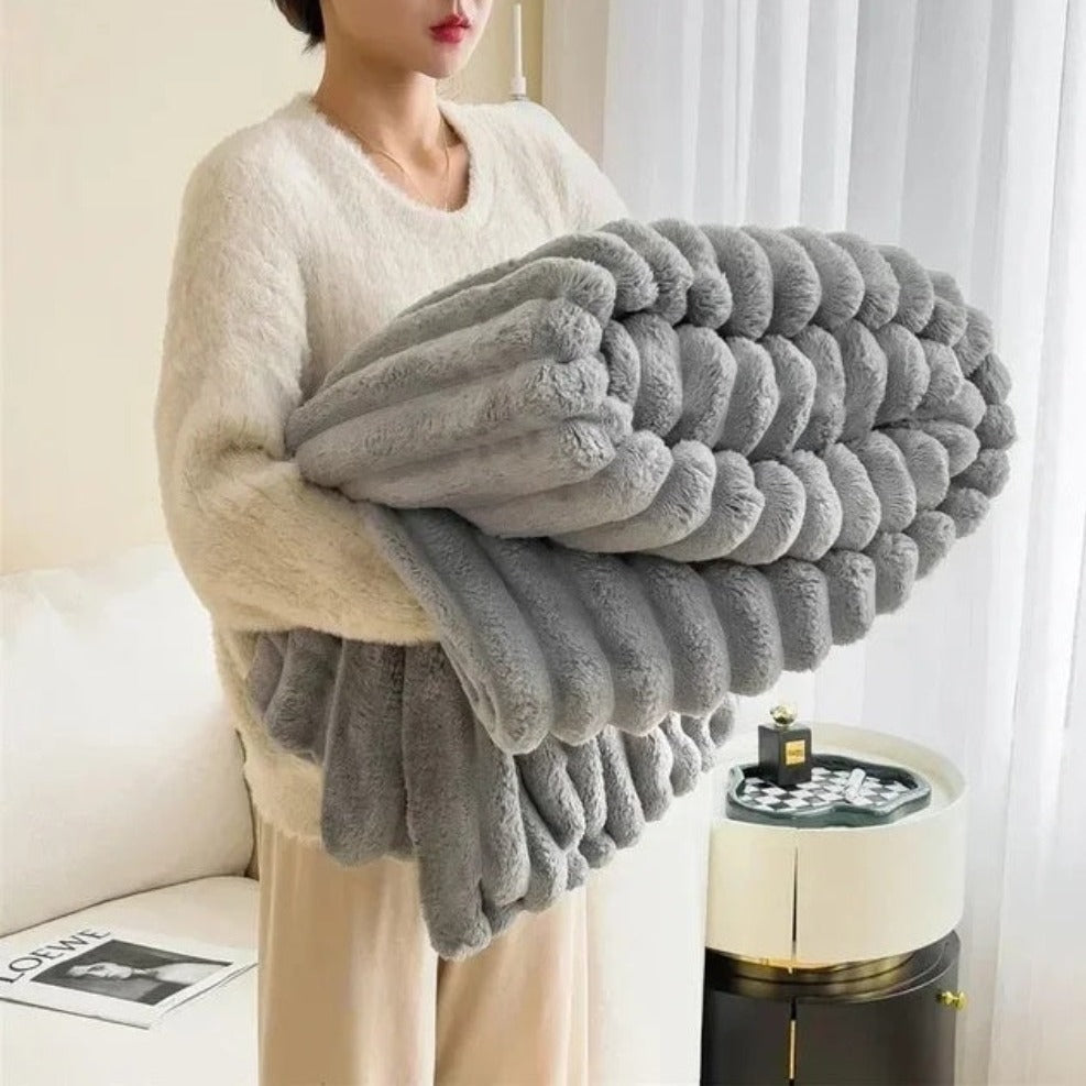 CosmoNest "Cloud Nine" Luxuriöse Kuscheldecke - Seidig Weich und Atmungsaktiv für Jede Jahreszeit