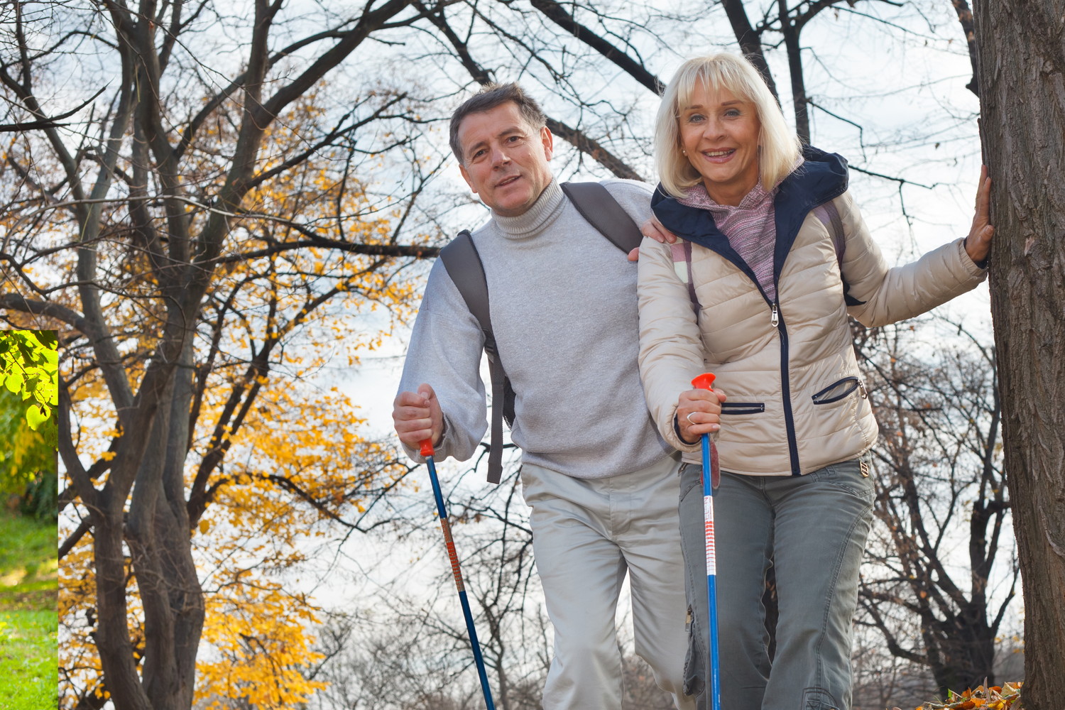 Mann und Frau gehen in der Natur spazieren
