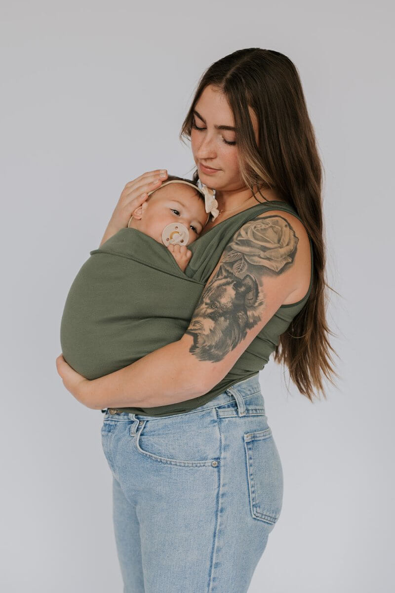 SnugPouch: Bequemer & Stylischer Babytrage-T-Shirt Hybrid für Eltern